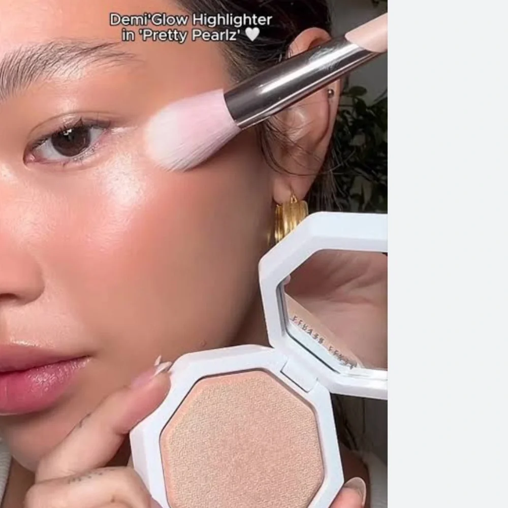 Fenty Beauty Highlighter Brush 135